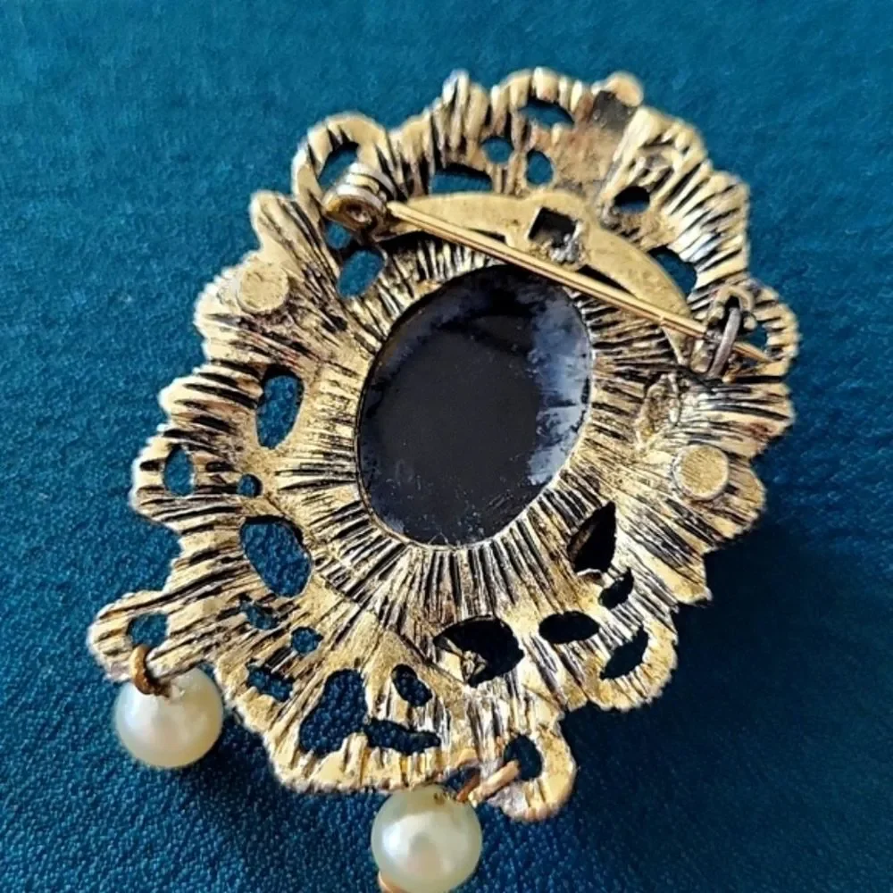 Vintage Cameo Brooch with Faux Pearls.
